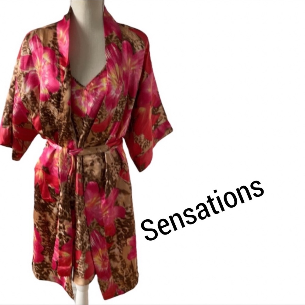Sensations floral Long sleeve robe with waist tie